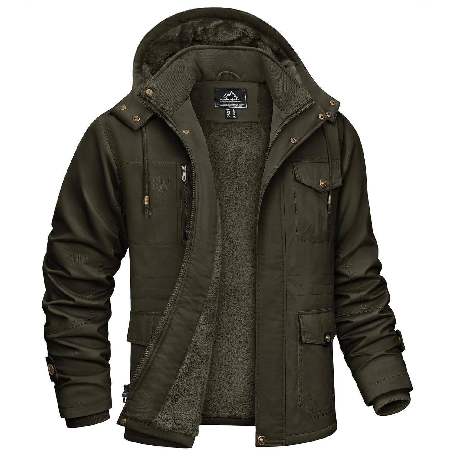 Eine dunkelgrüne Kapuzenjacke mit weichem Fleecefutter wird gezeigt. Sie verfügt über mehrere Taschen, verstellbare Ärmelbündchen und einen Reißverschluss vorne.