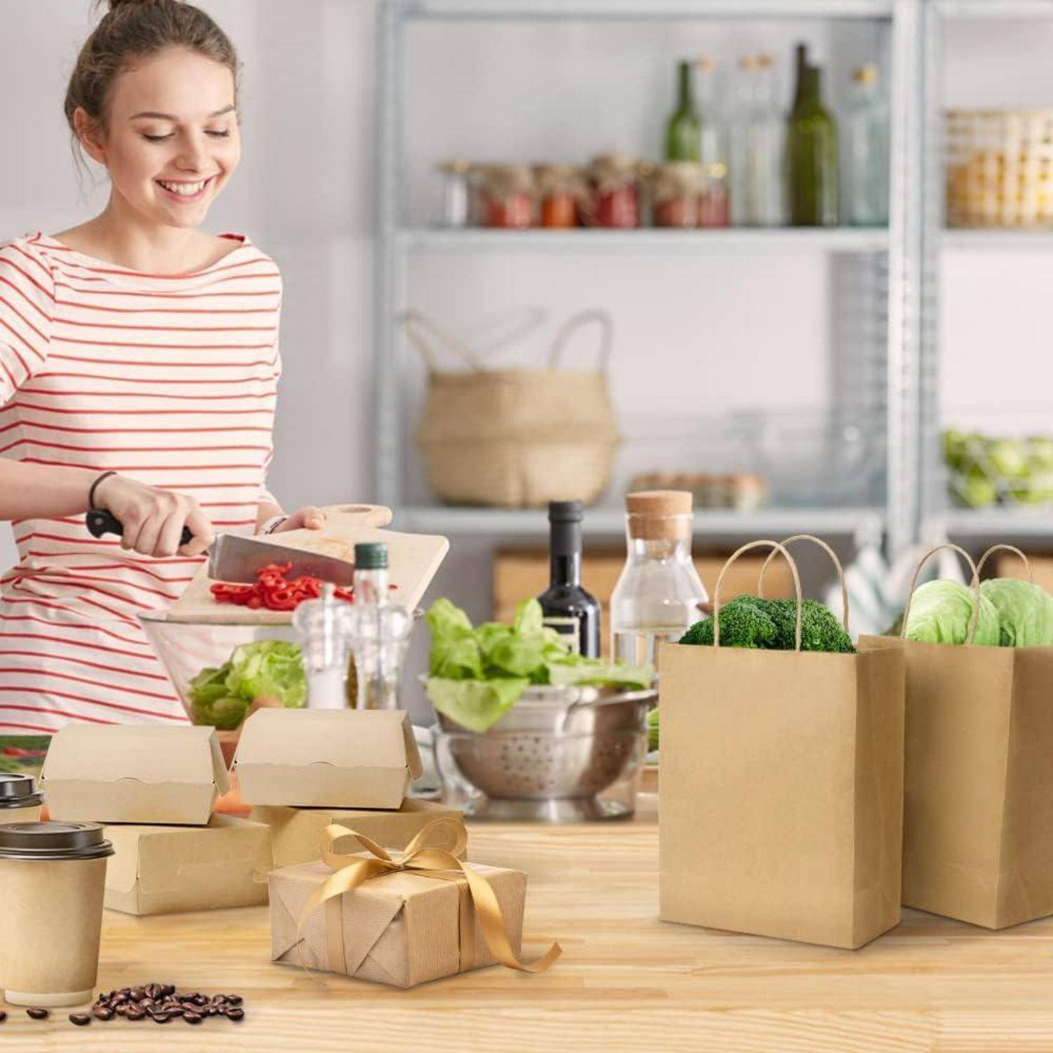 Eine Frau schneidet rote Paprika in einer Küche, umgeben von frischem Obst und Gemüse, Essen zum Mitnehmen in Boxen und einer Papiertüte, mit Regalen im Hintergrund.