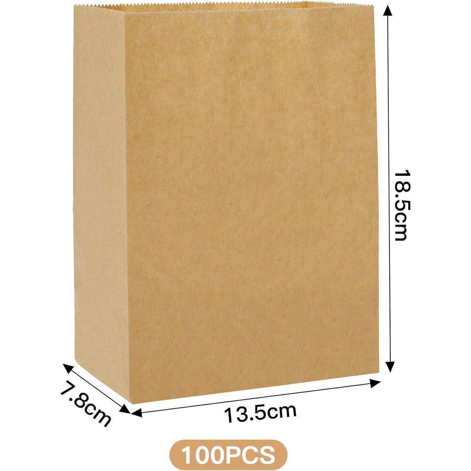 Eine braune Papiertüte mit Abmessungen, die als 13,5 cm breit, 18,5 cm hoch und 7,8 cm tief gekennzeichnet sind. Text darunter liest sich „100PCS
