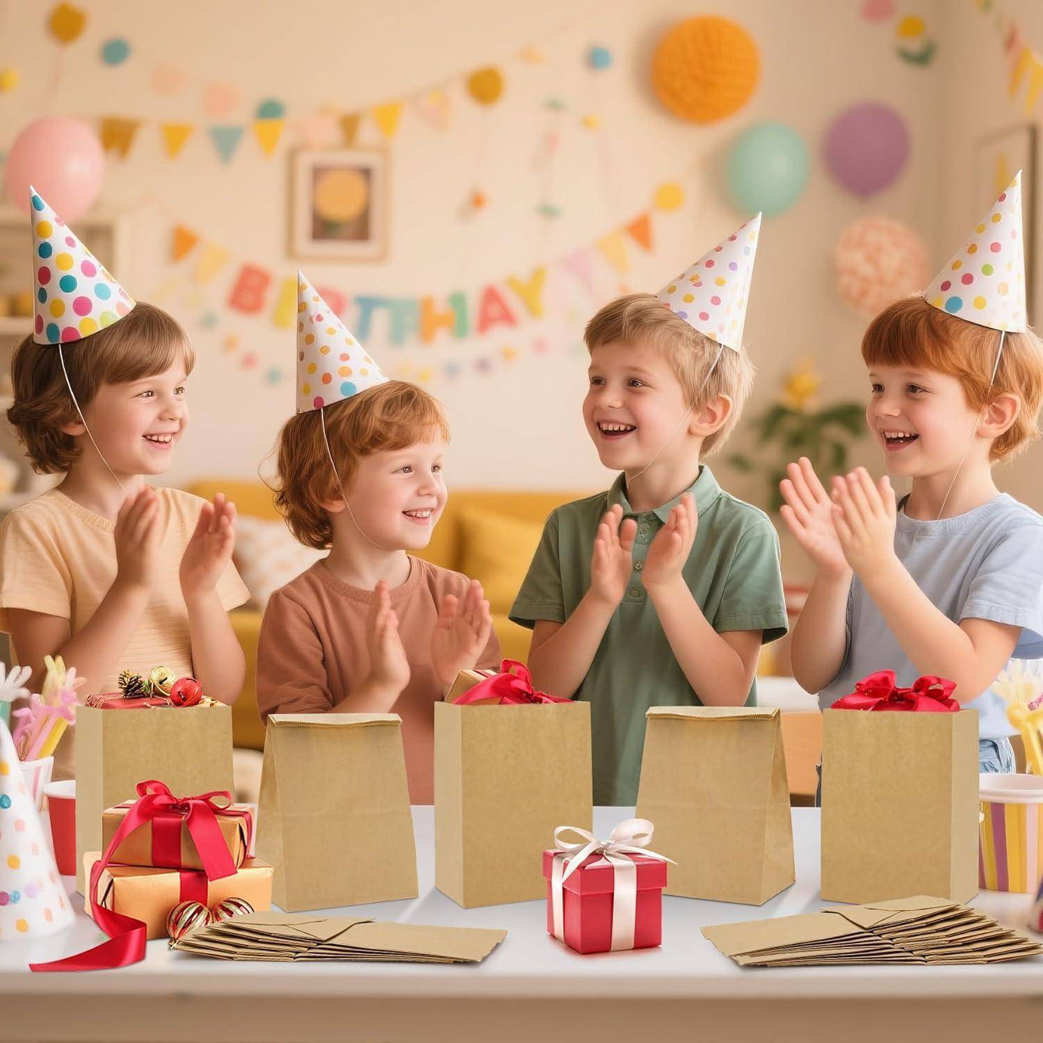 Kinder mit Partyhüten, die klatschen und an einer Geburtstagsparty lächeln, mit Geschenken und Dekorationen auf dem Tisch.