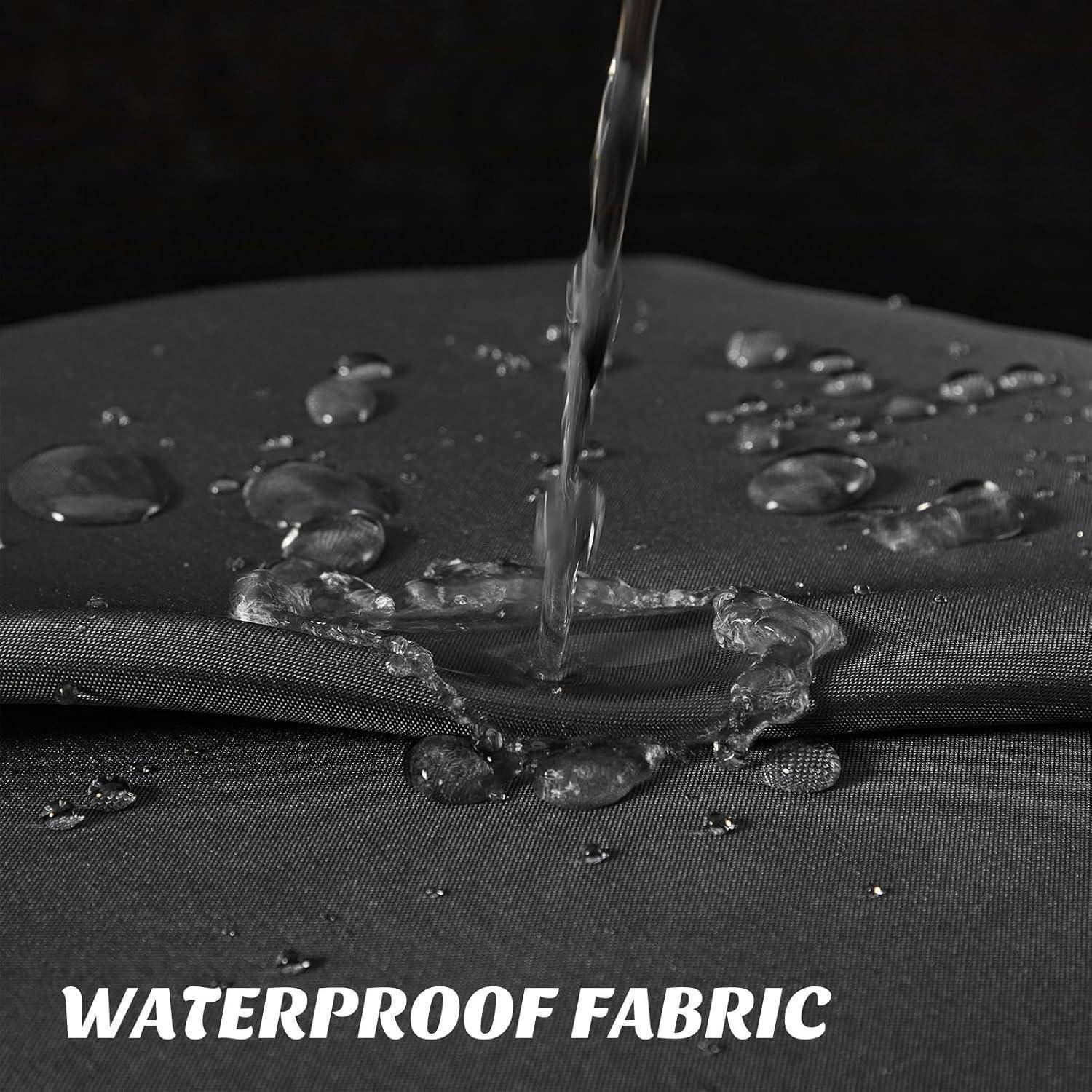 Wasser wird auf einen grauen Stoff gegossen, wobei Tropfen entstehen, die nicht eindringen, was die wasserabweisende Eigenschaft des Stoffes demonstriert. Text liest sich: 'Wasserdichter Stoff'.