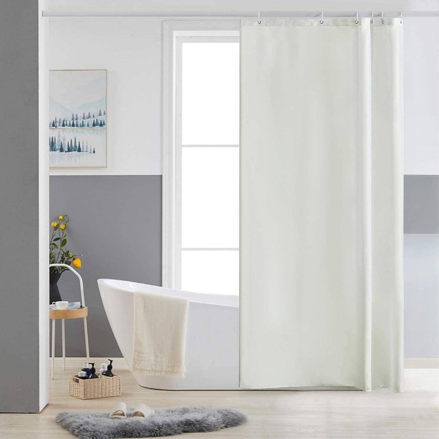 Ein modernes Badezimmer zeigt eine weiße freistehende Badewanne mit einem hellbeigen Vorhang, der teilweise zugezogen ist. Ein kleiner Tisch trägt Blumen und Toilettenartikel. Ein großes Fenster lässt natürliches Licht herein.