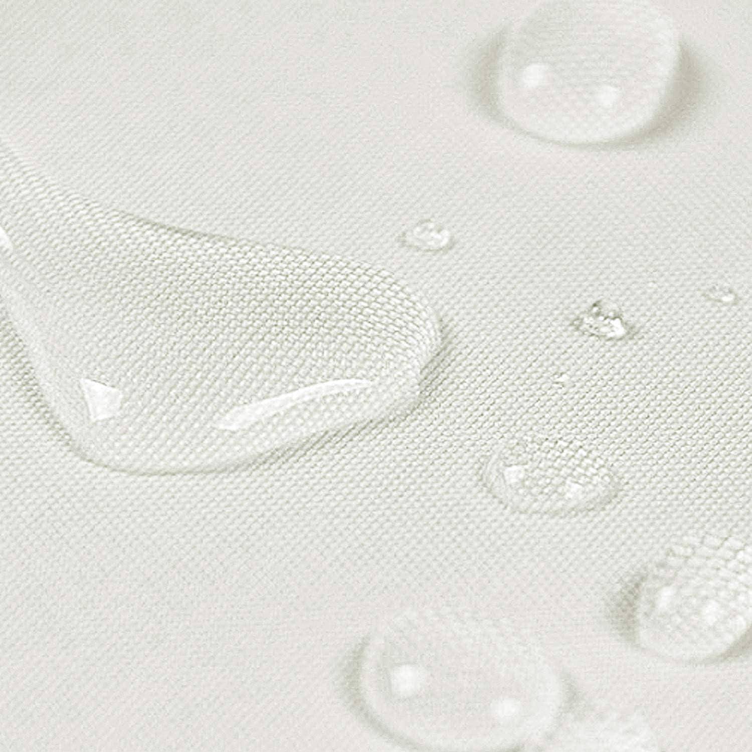 Wassertropfen auf einer strukturierten Oberfläche, die ein wasserabweisendes Material veranschaulichen.