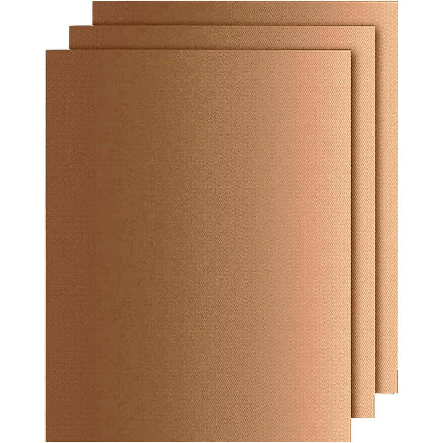 Drei Blätter braunes Schleifpapier mit feiner Körnigkeit, die leicht überlappen.