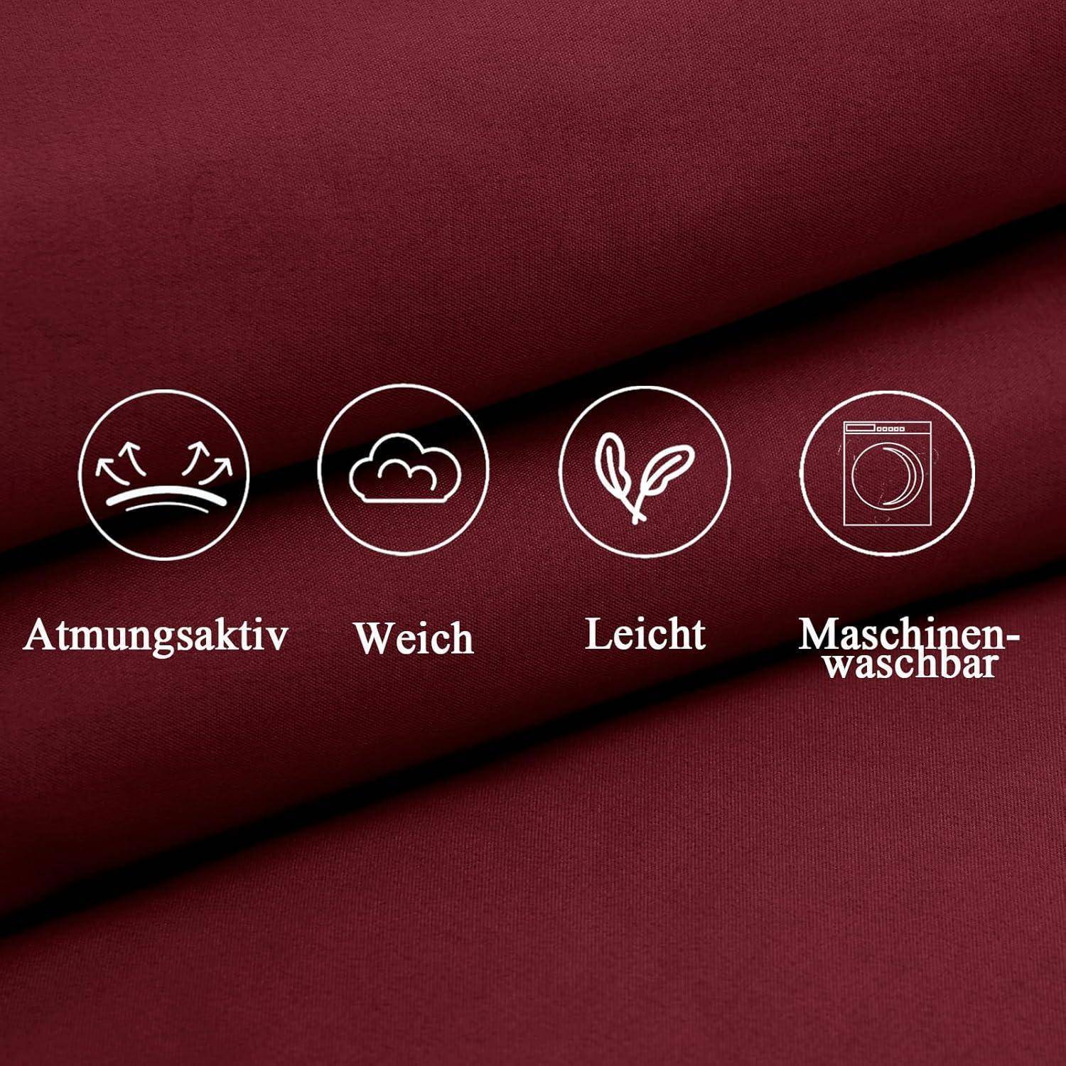 Ein Haufen bordeauxroter Stoff, beschriftet mit 'Atmungsaktiv', 'Weich', 'Leicht' und 'Maschinenwäschetauglich', mit entsprechenden Symbolen für jede Eigenschaft.