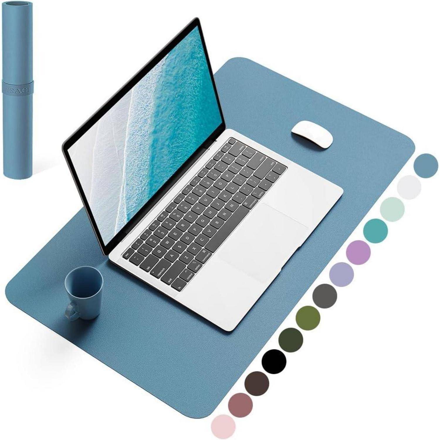 Ein Laptop mit einer Strandszene auf dem Bildschirm steht auf einem blauen Schreibtischunterlage mit einer Maus und einer Tasse. Mehrere Farboptionen für die Unterlage werden angezeigt.