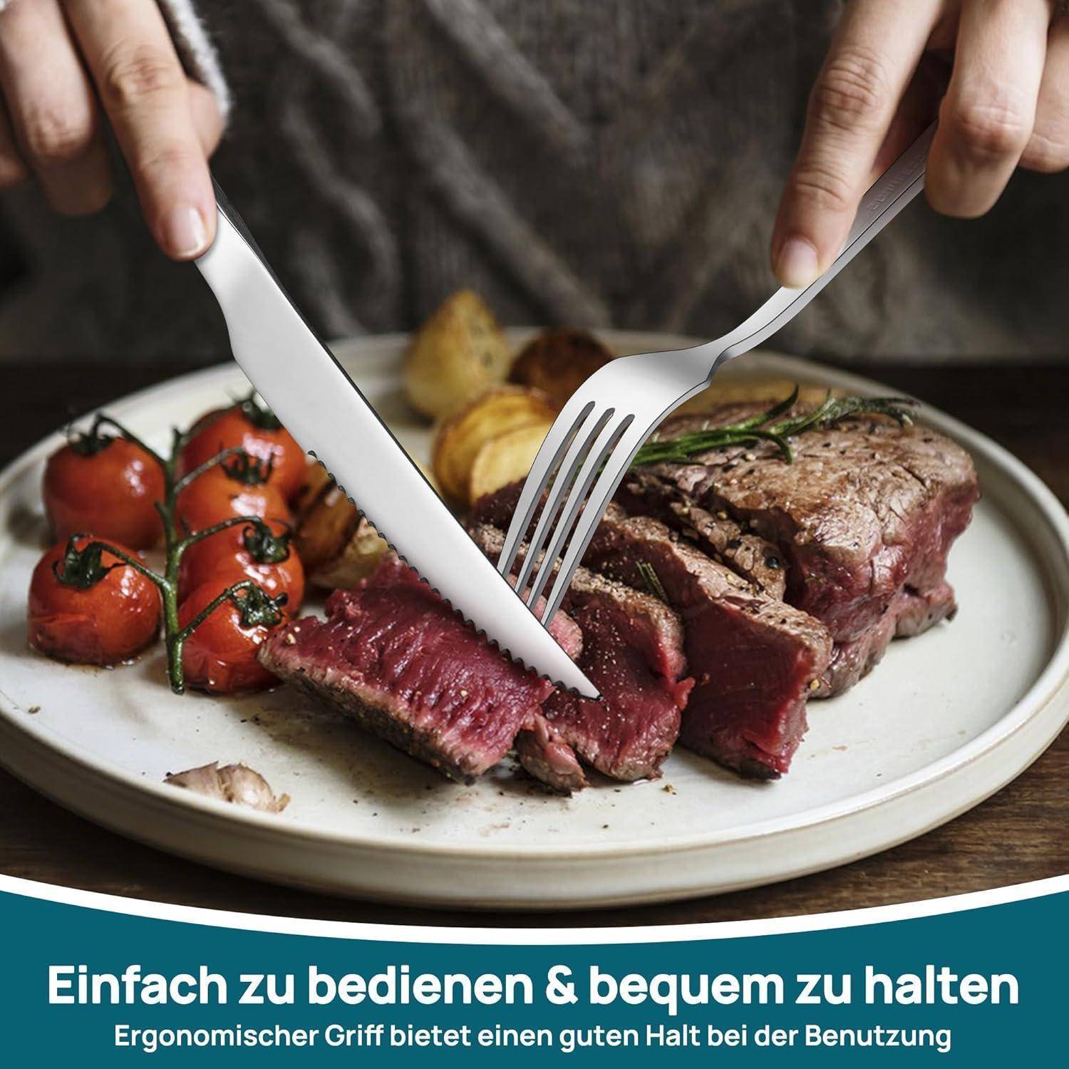 Eine Person schneidet ein Stück Steak mit einer Gabel und einem Messer. Der Teller enthält geröstete Tomaten und Gemüse. Text lautet: 'Einfach zu bedienen & bequem zu halten - Ergonomischer Griff bietet einen guten Halt bei der Benutzung'.