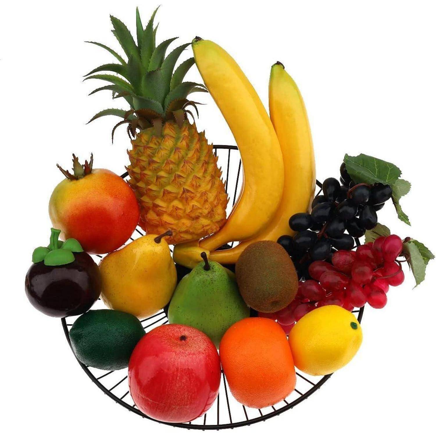Ein Drahtkorb gefüllt mit einer Vielfalt an Früchten, darunter Ananas, Bananen, Trauben, Äpfel und Zitrusfrüchte. Lebendige, farbenfrohe Anordnung.