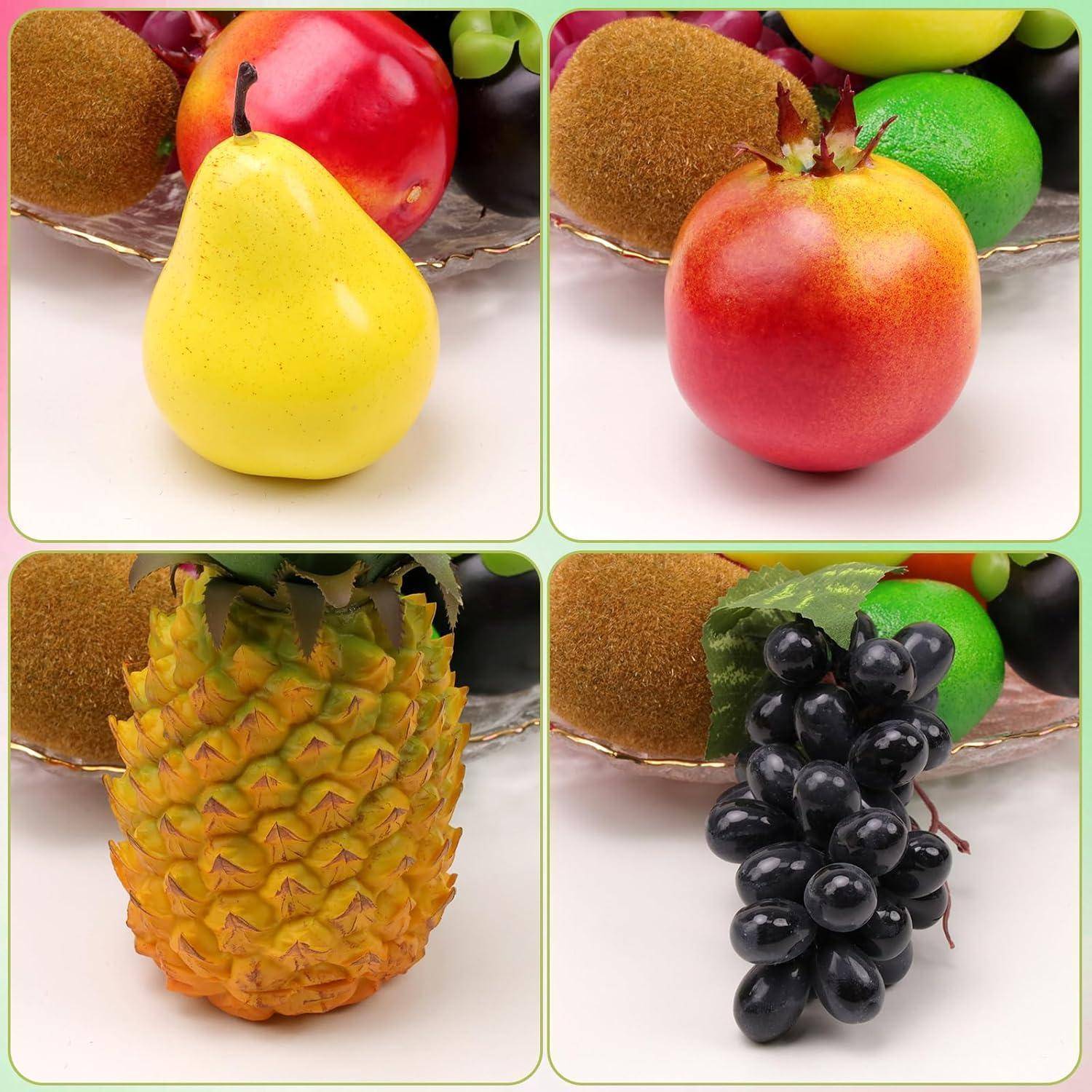 Vier Abschnitte zeigen verschiedene Früchte: eine gelbe Birne, einen roten Apfel, eine Ananas und eine Traube schwarzer Trauben, alle auf einem Tisch präsentiert.