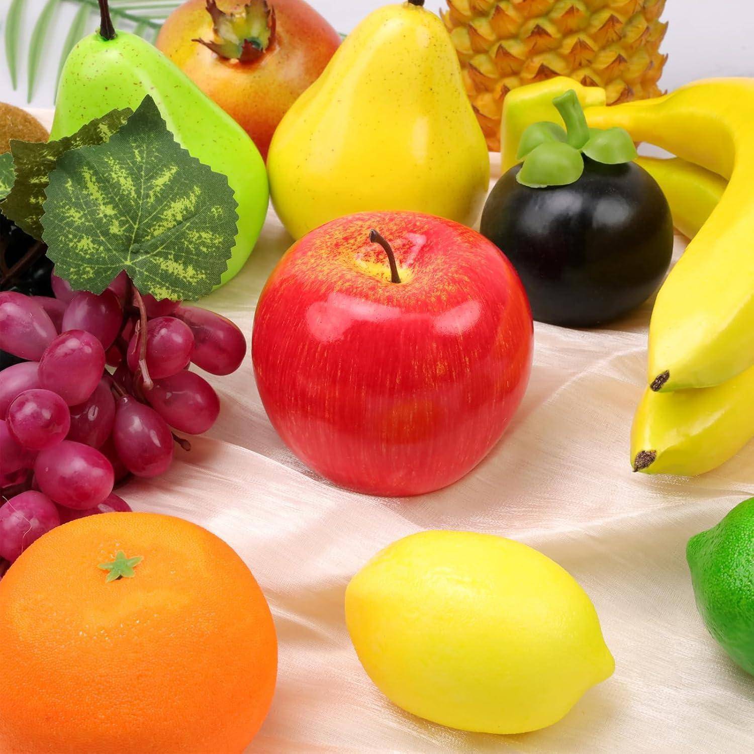 Eine Vielzahl bunter Früchte ist angeordnet, darunter Äpfel, Bananen, Trauben, Zitronen und Ananas, was eine vielfältige Auswahl präsentiert.