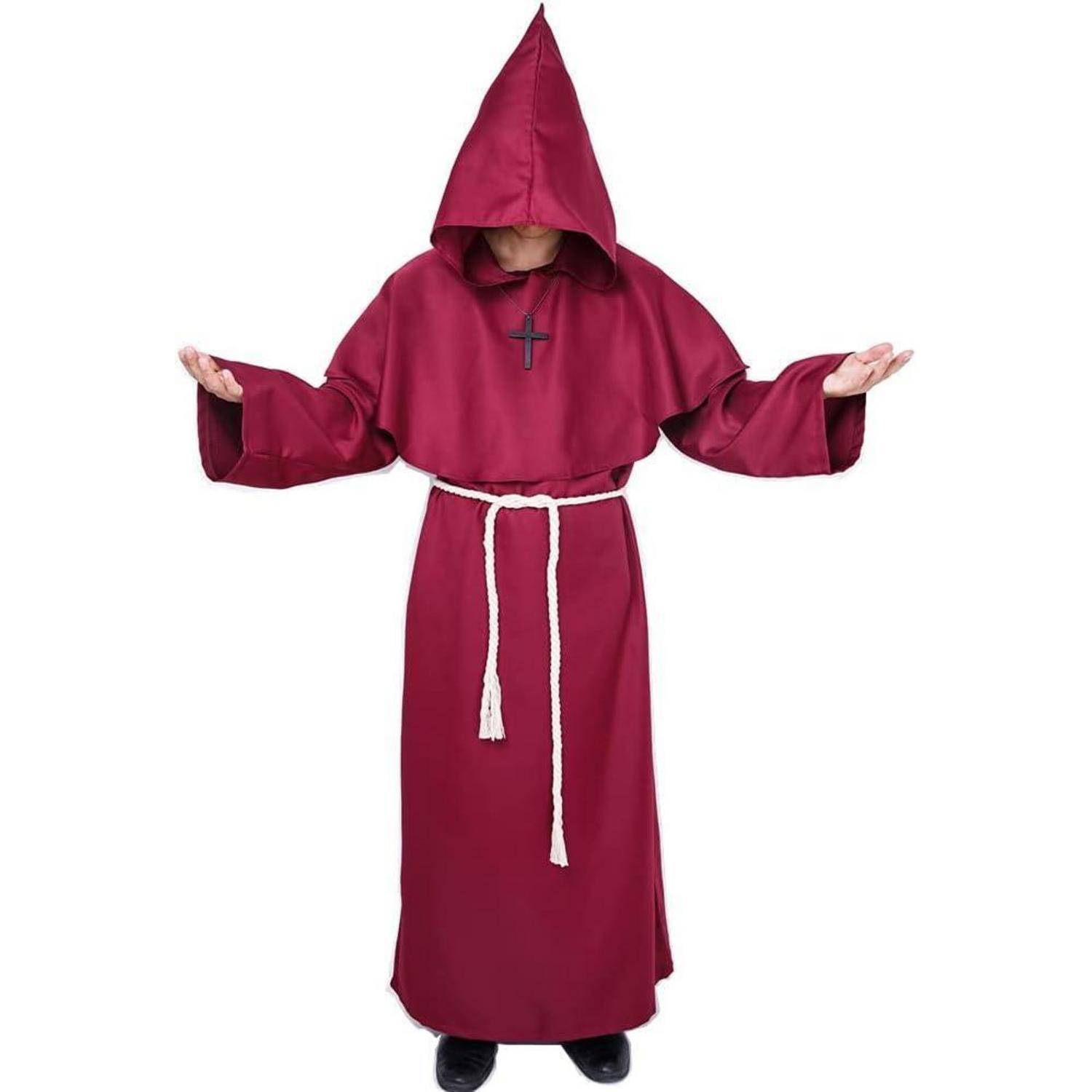 Eine Person, die eine lange, dunkelrote Robe mit weiten Ärmeln und einer Kapuze trägt, mit ausgestreckten Armen. Die Robe hat einen Seilgürtel und ein Kreuz.