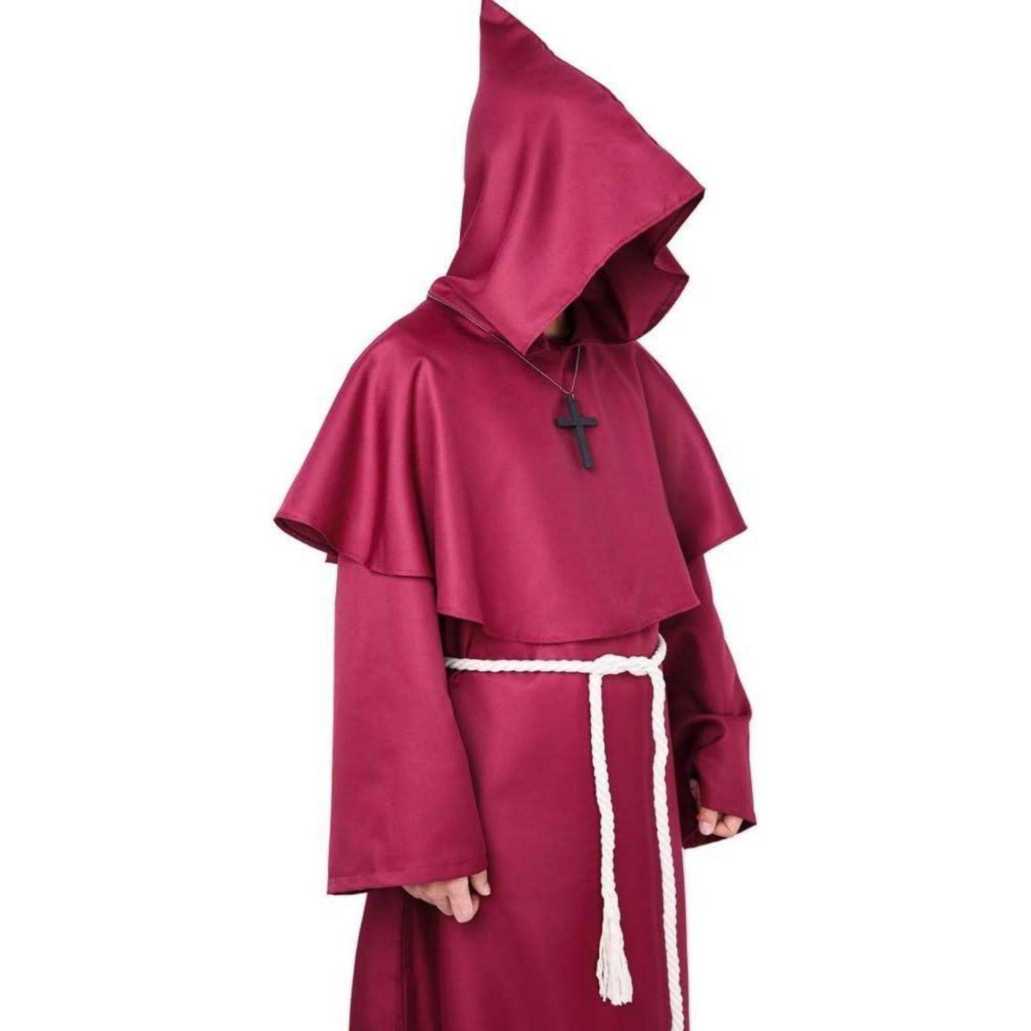 Eine Person in einem dunkelroten Mönchsgewand mit Kapuze und einer Kreuzkette, die mit zusammengelegten Händen steht. Ein weißes Seil ist um die Taille gebunden.