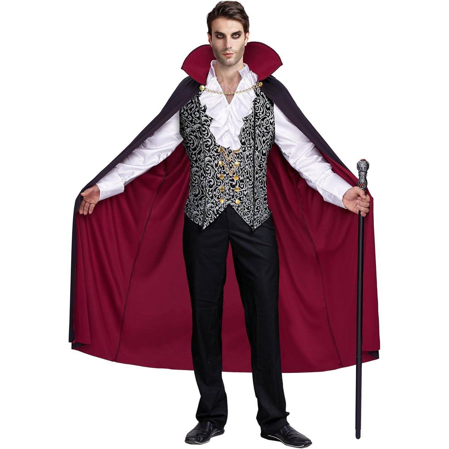 Ein Mann in einem Vampirkostüm, mit einem schwarzen Umhang, einem weißen Rüschenhemd, einer kunstvoll verzierten Weste und einem Gehstock, steht vor einem einfarbigen Hintergrund.