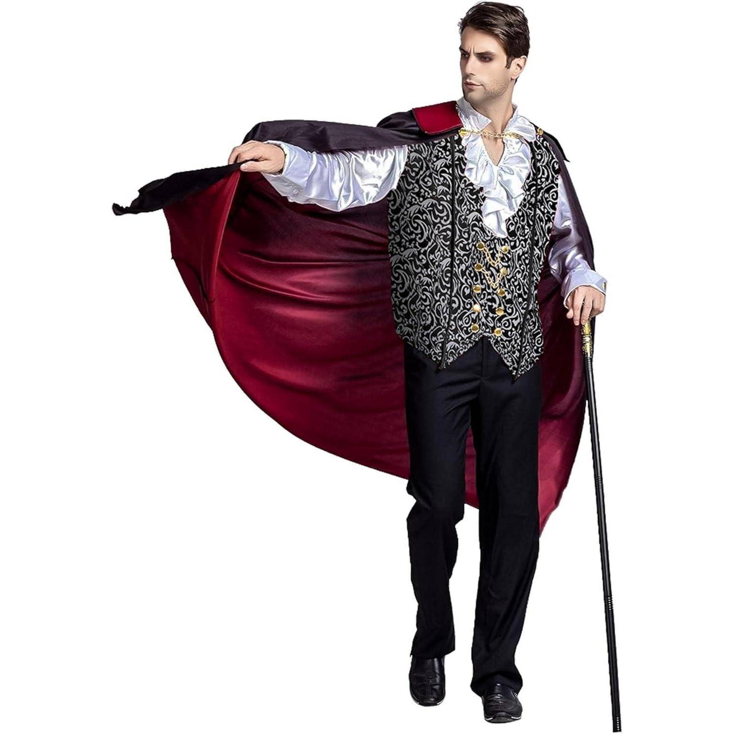 Eine Person in einem Vampirkostüm mit einem rot gefütterten Umhang, einer kunstvoll verzierten Weste und einem Stock, die eine dramatische Pose einnimmt.