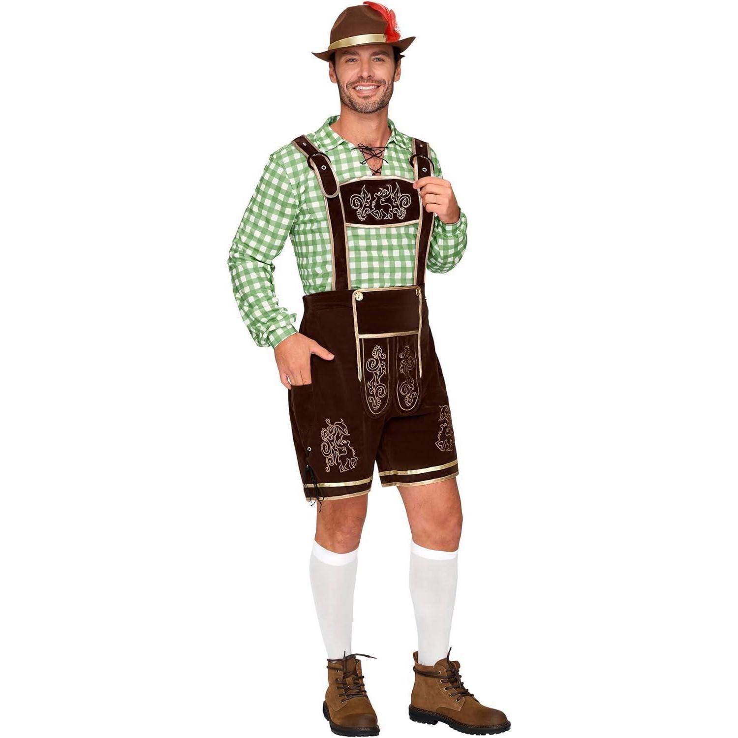 Eine Person in traditioneller bayerischer Kleidung, einschließlich Lederhosen, einem grün-karierten Hemd, Kniestrümpfen sowie braunen Schuhen und Hut.