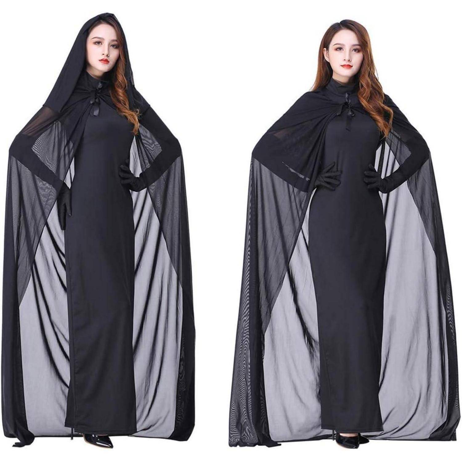 Eine Frau trägt ein langes schwarzes Kleid mit einem durchsichtigen schwarzen Umhang und einer Kapuze. Sie steht selbstbewusst mit den Händen in den Hüften und blickt nach vorn.