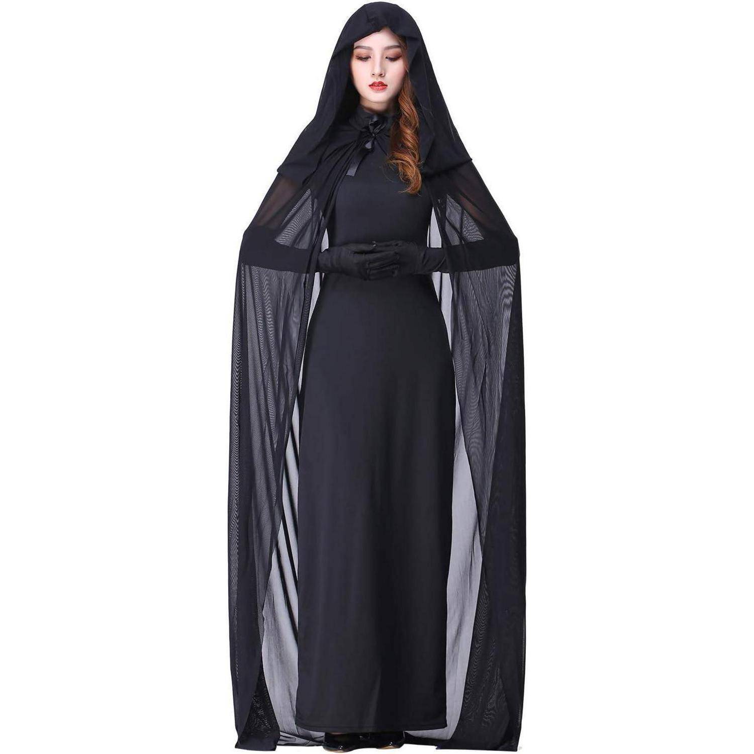 Eine Person, die ein langes schwarzes Kleid und einen Kapuzenumhang trägt, posiert vor einem schlichten Hintergrund. Die Kleidung hat einen geheimnisvollen, Gothic-Stil.