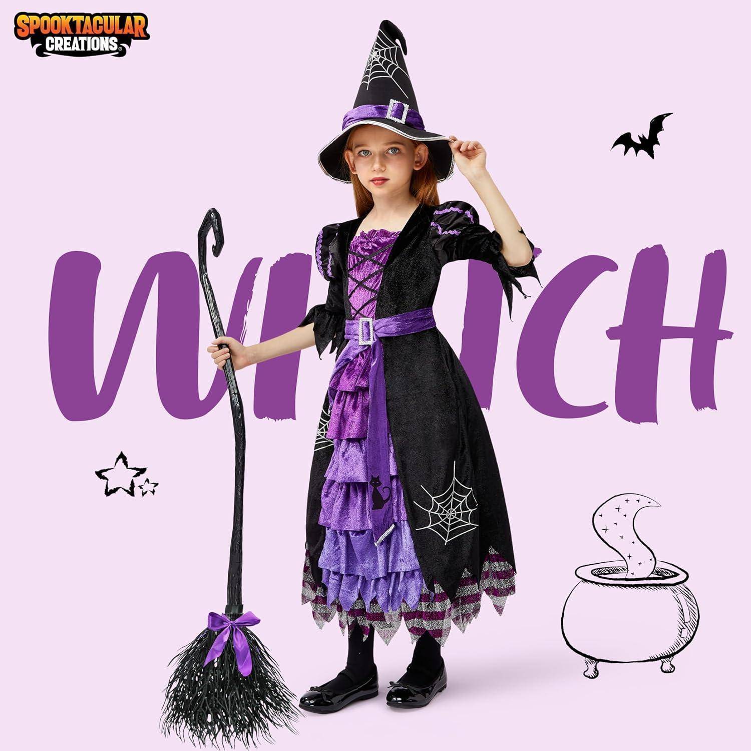 Ein Kind in einem lila Hexenkostüm hält einen Besen. Ein Kessel und Fledermäuse dekorieren den Hintergrund, und das Wort ‚WITCH' ist prominent zu sehen.