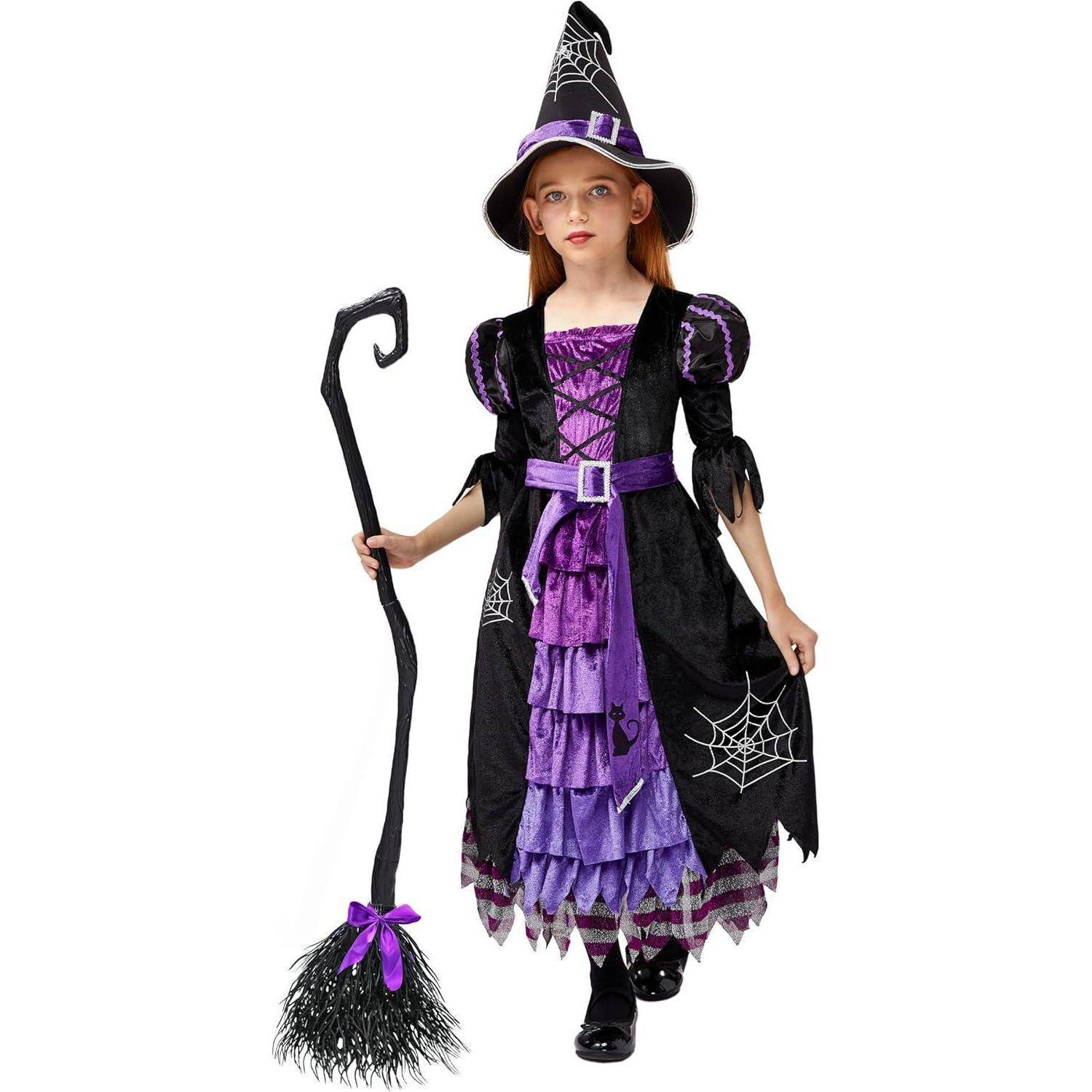 Ein junges Mädchen in einem lila-schwarzen Hexenkostüm, mit spitzem Hut und Besen, steht selbstbewusst. Das Kleid hat Spinnennetzdesigns.