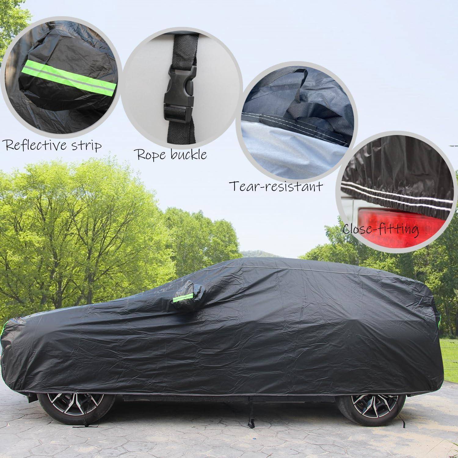 Auto mit einer schwarzen, wasserdichten Abdeckung vor einer Landschaftskulisse. Eingesetzte Bilder heben Merkmale hervor: reflektierende Streifen, Seilschnalle, reißfestes Material und enge Passform.