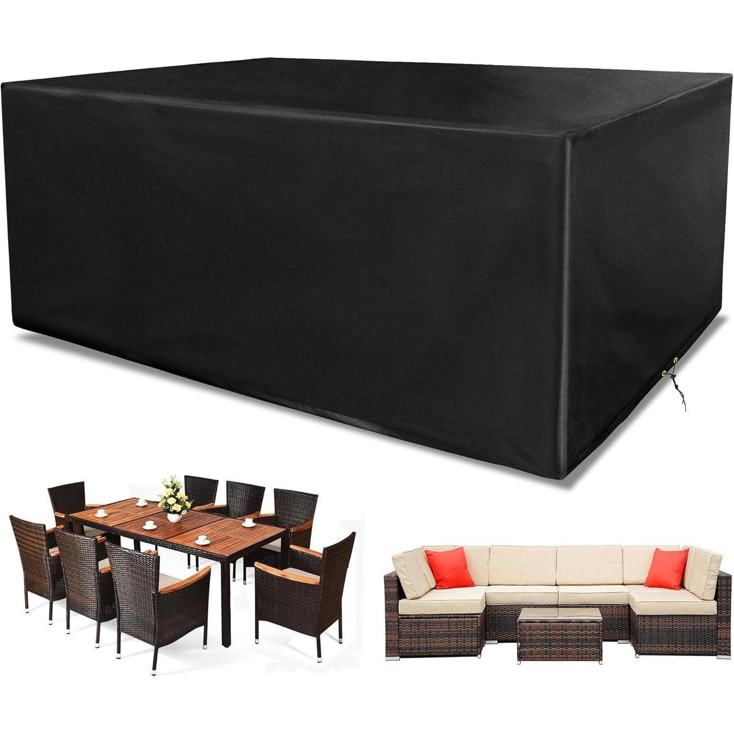 Schwarze wasserdichte Möbelbezug für Outdoor-Esstisch-Set und Sofa, der Schutz vor Witterungselementen demonstriert.