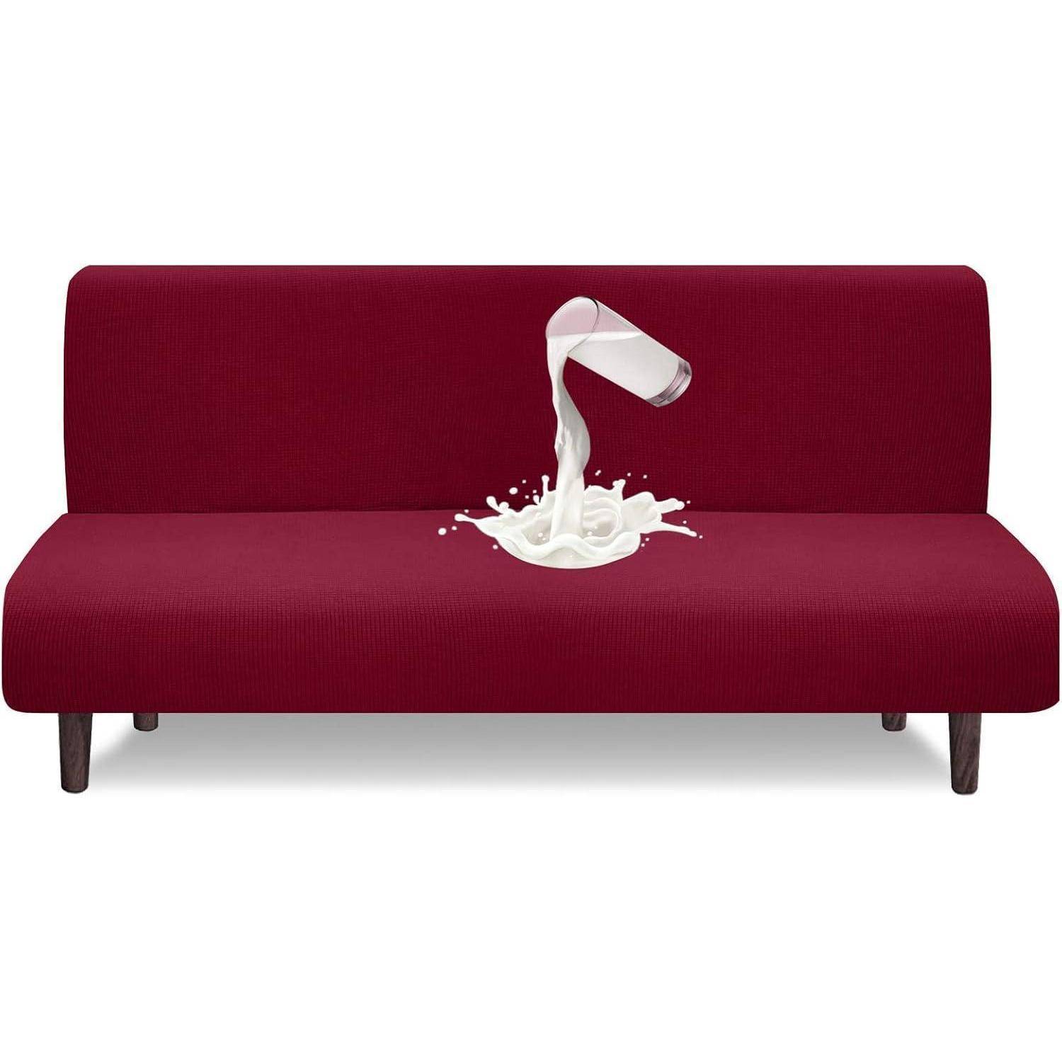 Eine rote Couch mit einem Glas Milch, das darauf verschüttet wird und die Widerstandsfähigkeit des Gewebes gegen Flüssigkeitsaufnahme veranschaulicht.