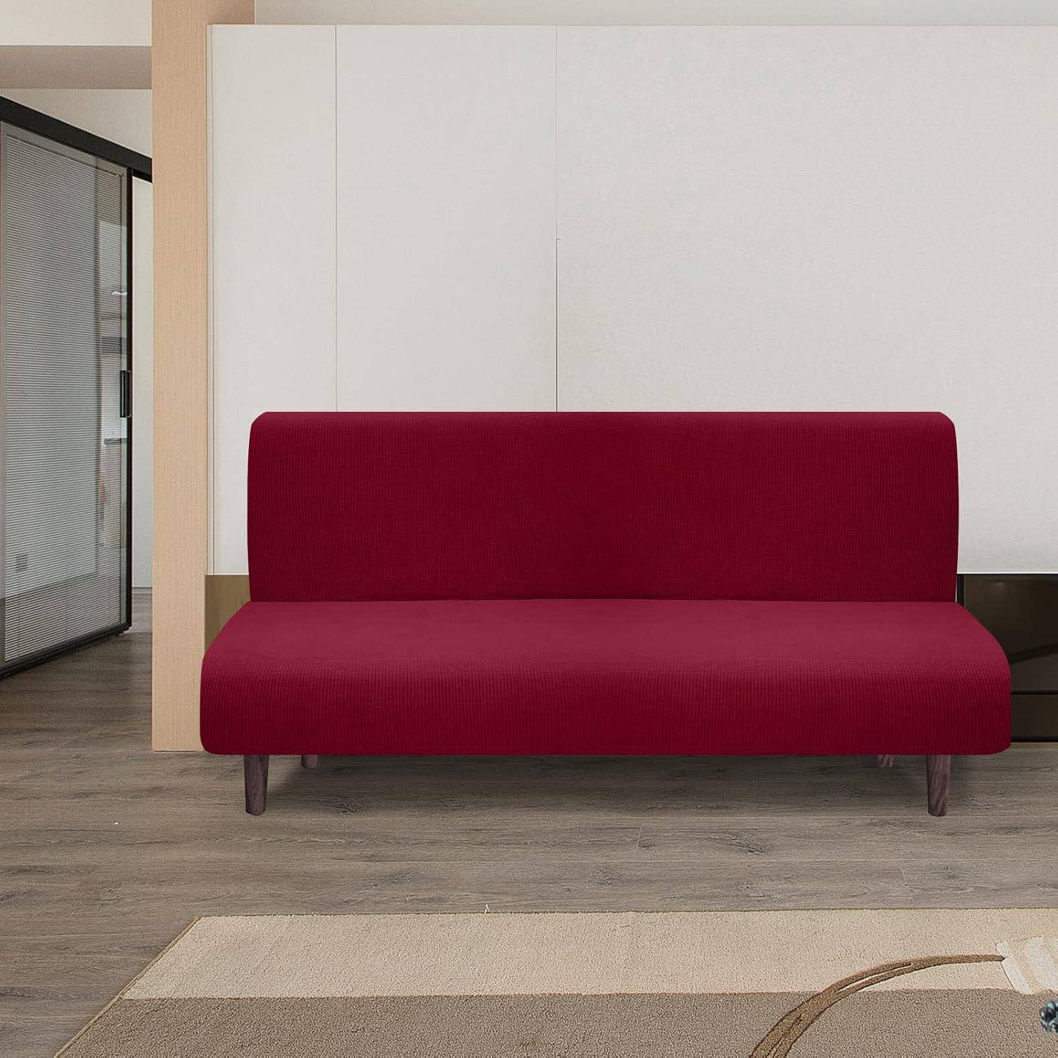 Ein modernes Zimmer mit einem roten Sofa vor einer weiß und beige getäfelten Wand; Holzbodenbelag und eine Glaskabinentür links.