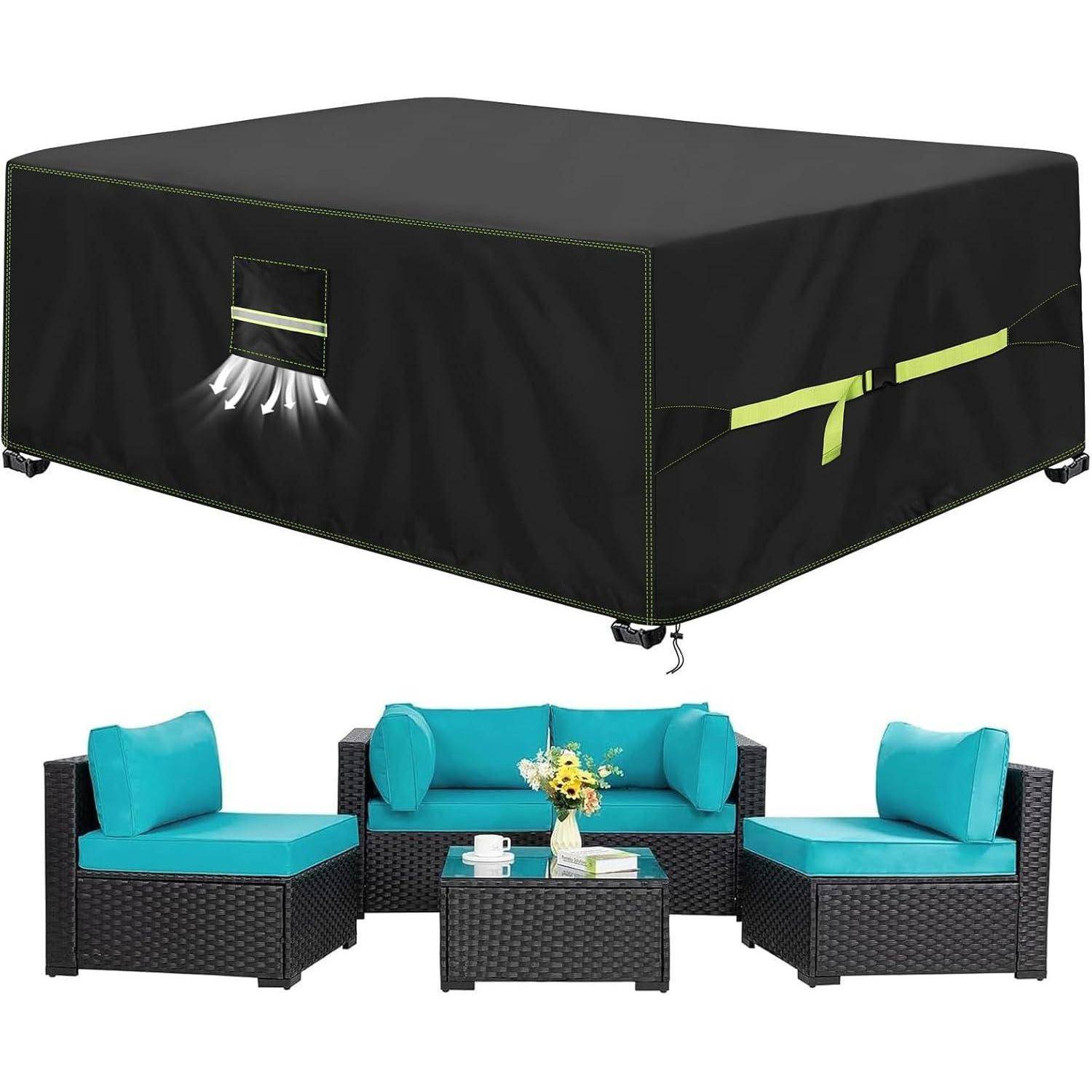 Outdoor-Möbelset mit türkisfarbenen Kissen, bestehend aus einer Sitzbank, zwei Stühlen und einem Couchtisch. Eine schwarze Schutzhülle ist darüber zu sehen.