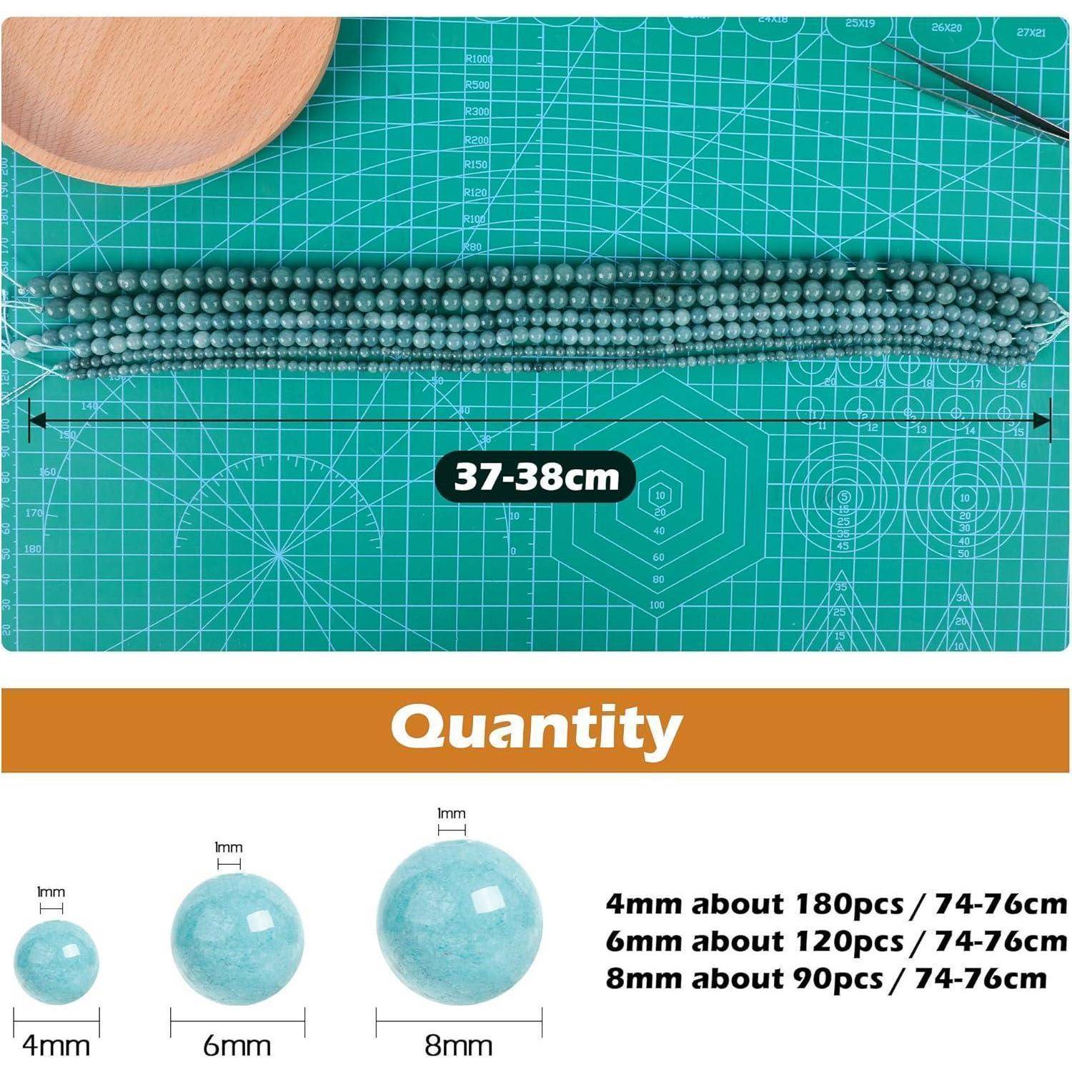 Eine Bastelunterlage zeigt Stränge von türkisfarbenen Perlen, die 37-38 cm messen. Darunter die Größen und Mengen: 4mm (180 Perlen), 6mm (120 Perlen), 8mm (90 Perlen).
