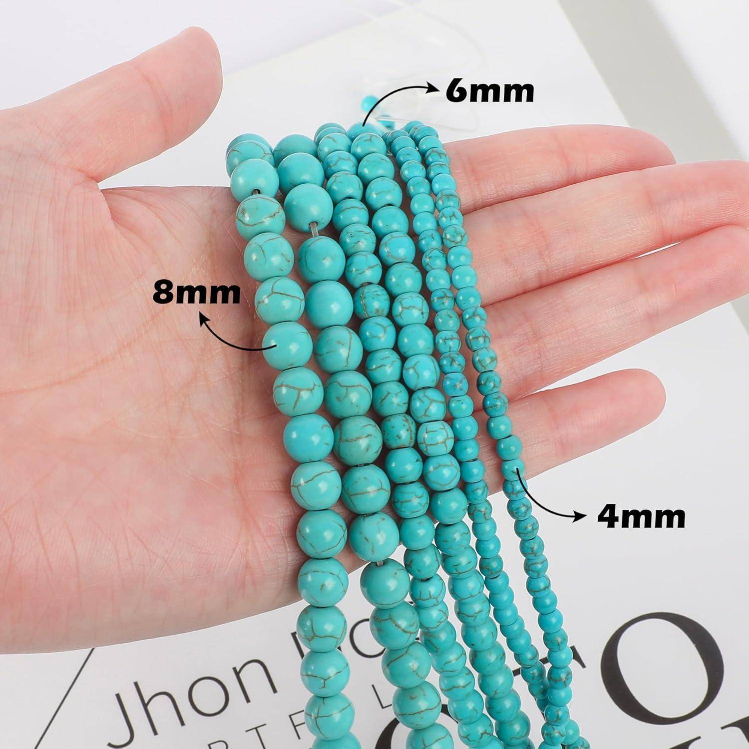 Eine Hand, die Stränge türkisfarbener Perlen hält, die von oben nach unten mit 8 mm, 6 mm und 4 mm beschriftet sind und die Größenunterschiede veranschaulichen.