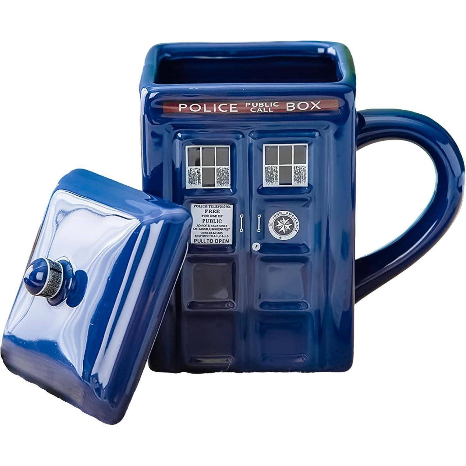 Eine Keramiktasse im Stil einer britischen Polizeifunkzelle, mit einem abnehmbaren Dach als Deckel, mit detaillierten Türen und Fenstern.