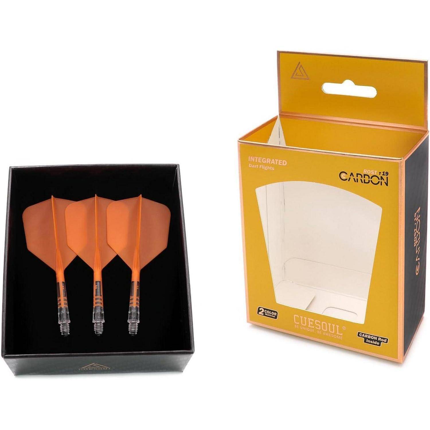 Drei orange Pfeile mit integrierten Schäften und Flights werden in einem schwarzen Tablett präsentiert. Daneben befindet sich eine teilweise geöffnete Box der Marke Cuesoul.