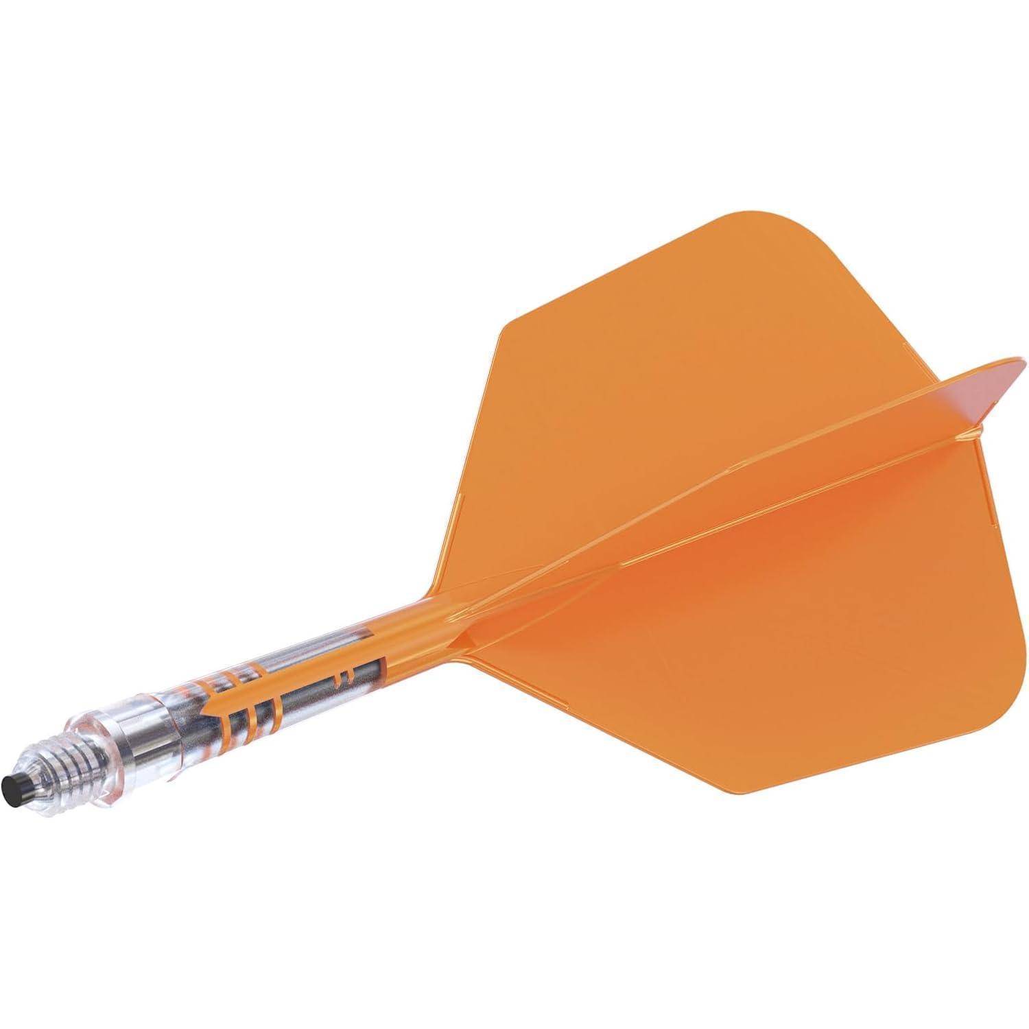 Ein orangefarbener Pfeil mit einer Metallspitze und Kunststoffflügeln liegt vor einem weißen Hintergrund und zeigt sein stromlinienförmiges Design für Präzision.