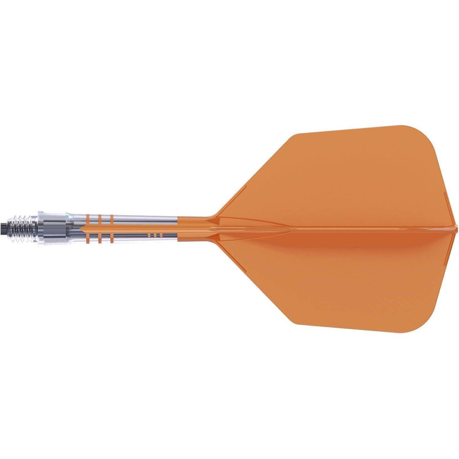 Ein orangefarbener Pfeil mit einer Metallspitze und Kunststoffflossen, der für die Verwendung auf Dartscheiben entwickelt wurde, vor einem weißen Hintergrund.