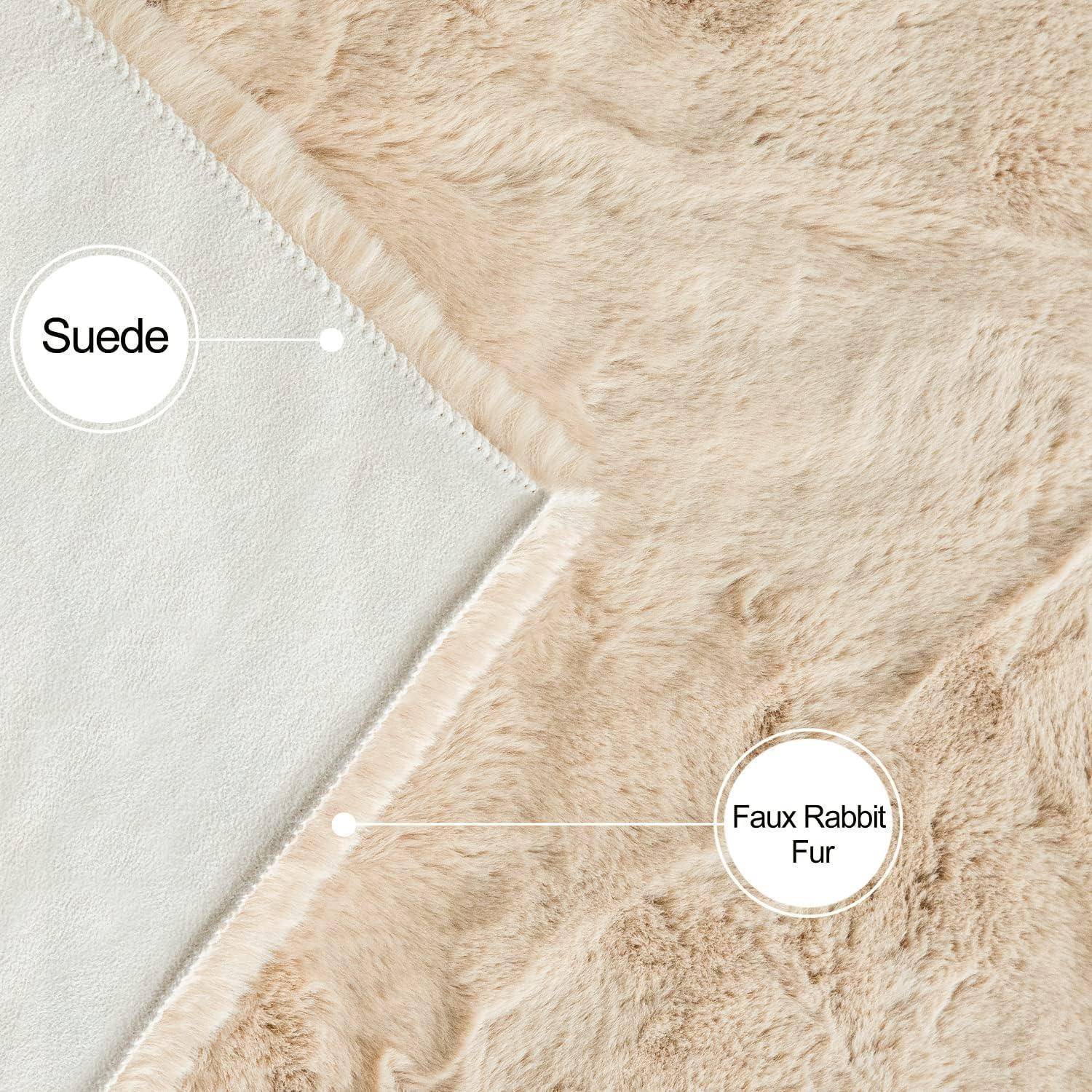 Nahaufnahme des Materials mit 'Wildleder' auf der linken und 'Künstliches Kaninchenfell' auf der rechten Seite, die Textur und Gewebetyp hervorheben.