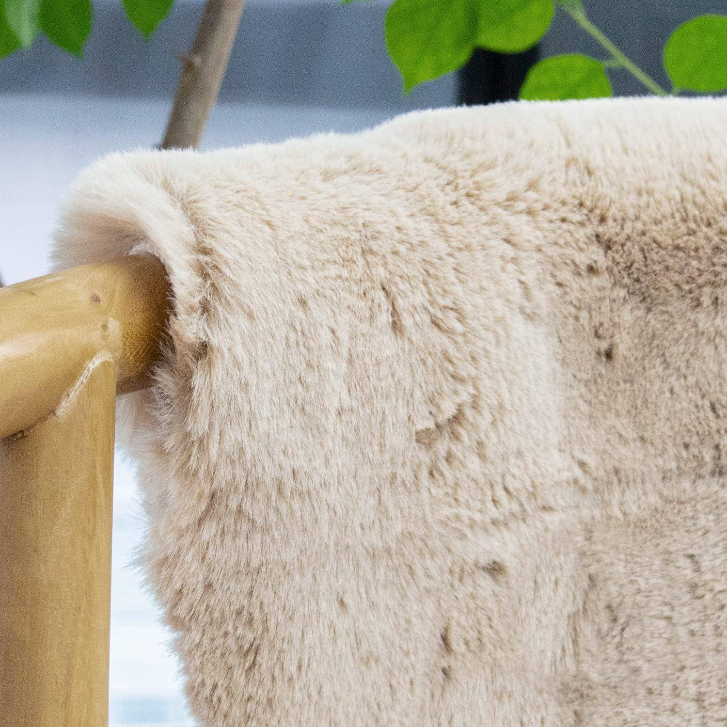 Eine weiche beige Pelzdecke ist über ein Holzgeländer gelegt, mit verschwommenen grünen Blättern im Hintergrund, was eine gemütliche Inneneinrichtung andeutet.