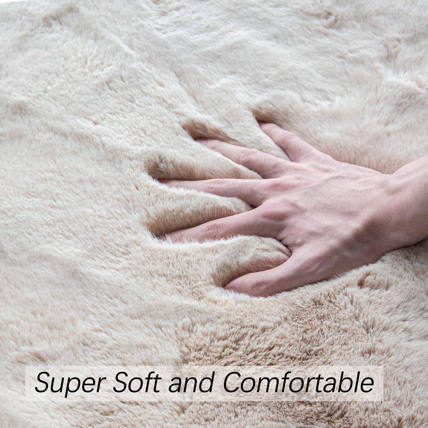 Eine Hand berührt sanft eine flauschige beige Oberfläche, mit dem Text „Super weich und komfortabel