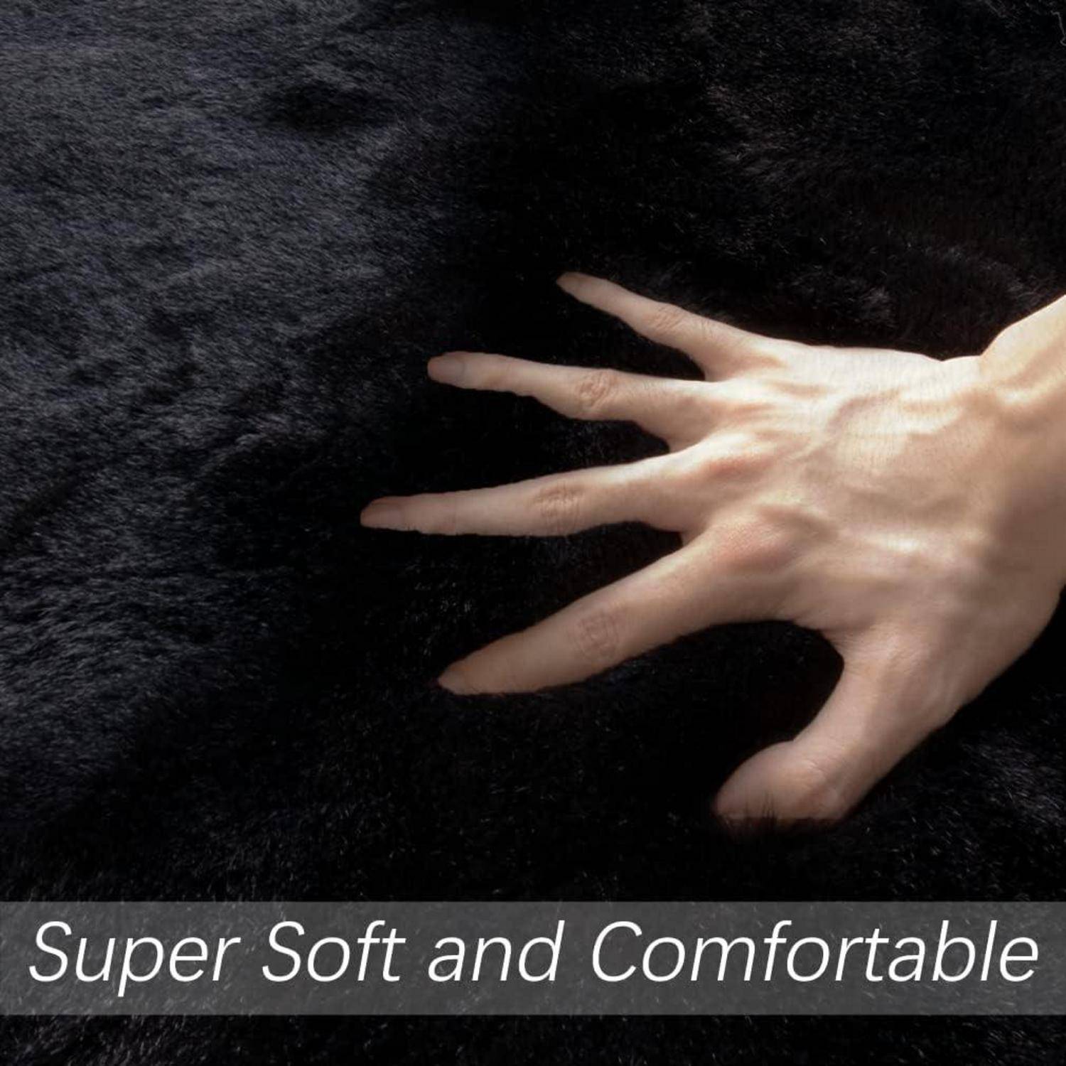 Eine Hand ruht auf einer weichen, schwarzen Pelzoberfläche. Text lautet: „Super weich und bequem
