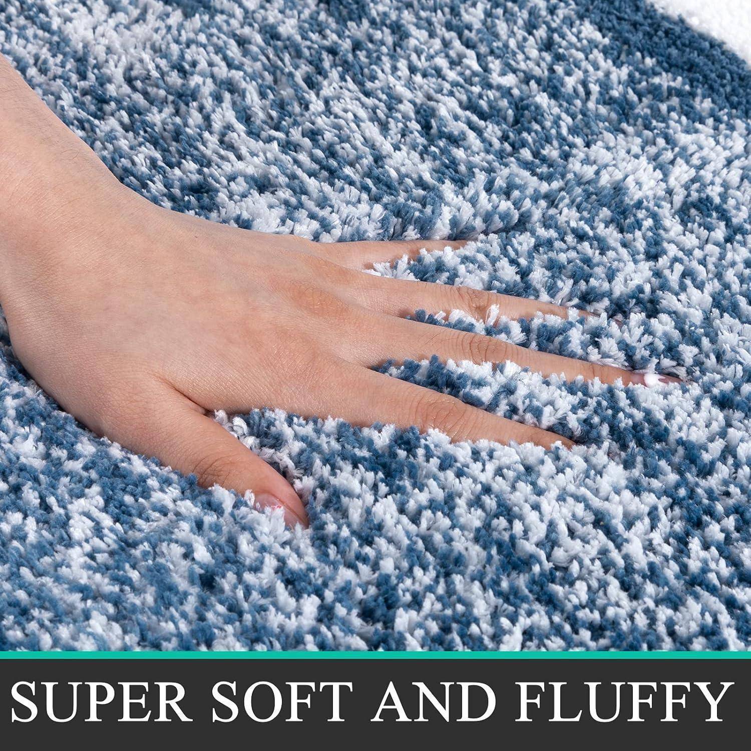 Eine Hand berührt einen blau-weißen Teppich und veranschaulicht dessen Textur. Der Text liest sich: ‚SUPER WEICH UND FLAUSCHIG', was Komfort betont.