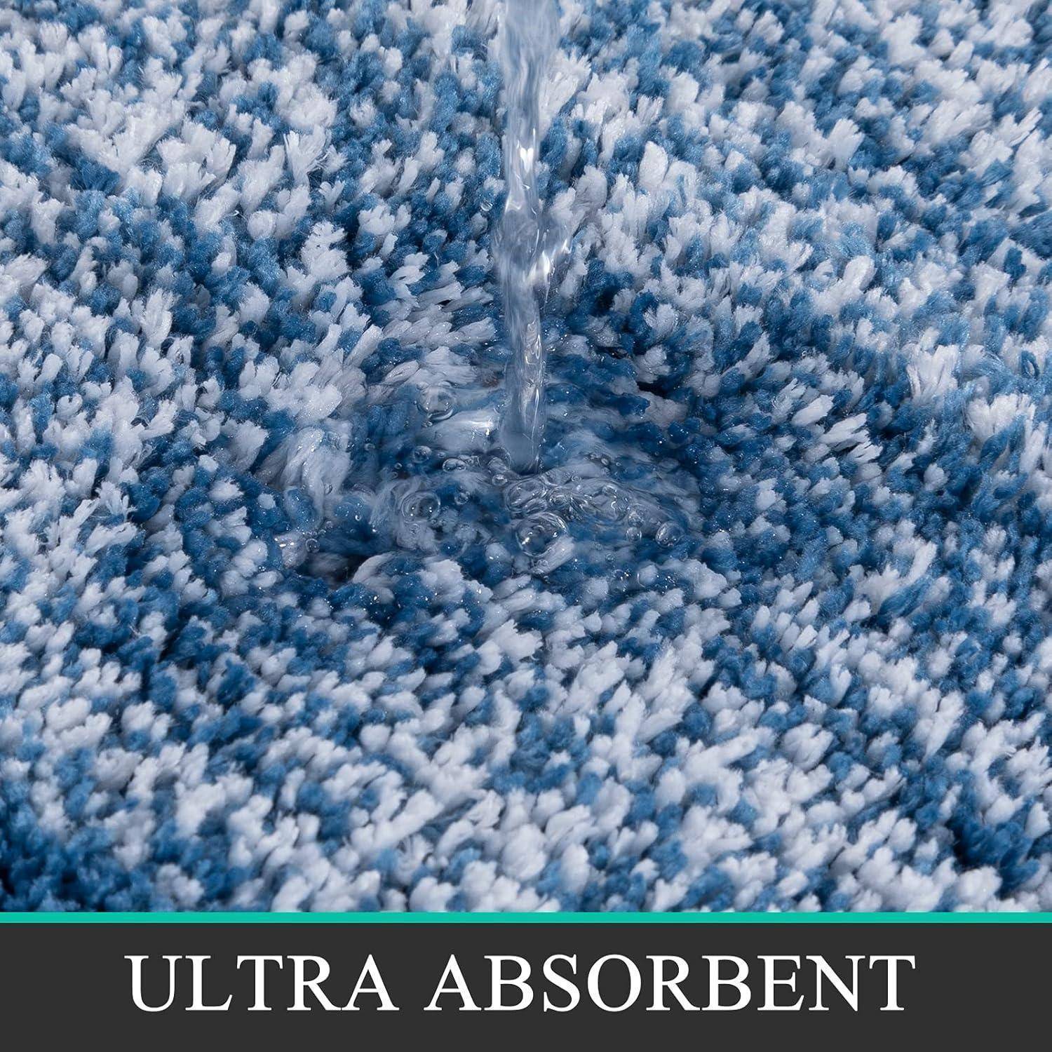 Wasser wird von einer blauen und weißen strukturierten Oberfläche absorbiert, wobei der Text „Ultra absorptiv