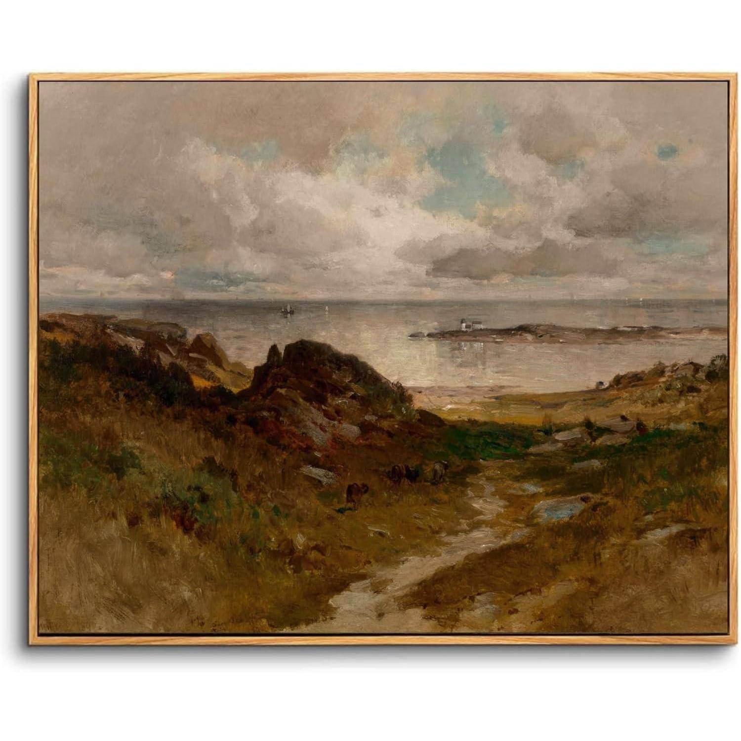 Eine Küstenlandschaft mit einem Weg, der zum Meer unter einem bewölkten Himmel führt. Einige kleine Boote sind in der Ferne auf ruhigen Gewässern zu sehen.