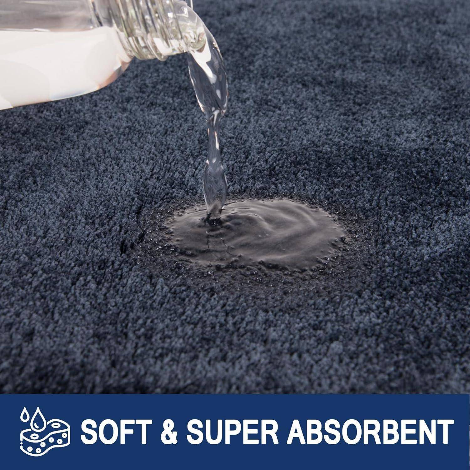 Wasser, das auf einen dunkelblau gefärbten Stoff gegossen wurde, wurde schnell aufgesaugt, ohne sich zu sammeln, und veranschaulichte damit die Eigenschaft des Stoffes, 