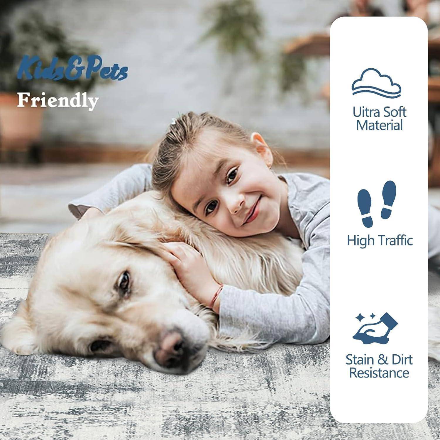 Ein junges Mädchen liegt auf einem Teppich und umarmt einen großen goldenen Hund. Text liest: 'Kinder & Haustiere Freundlich.' Symbole zeigen 'Ultra Weiches Material,' 'Hohe Frequentierung,' und 'Flecken- & Schmutzresistent.