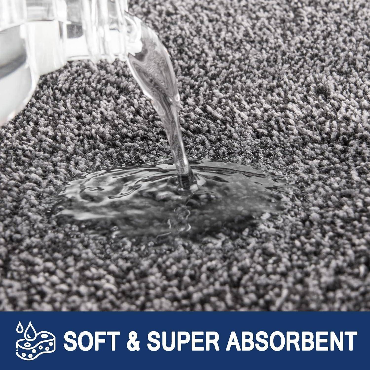 Wasser, das auf einen grauen Teppich gegossen wird, demonstriert Absorptionsfähigkeit. Text lautet: „Weich & Super Saugfähig.