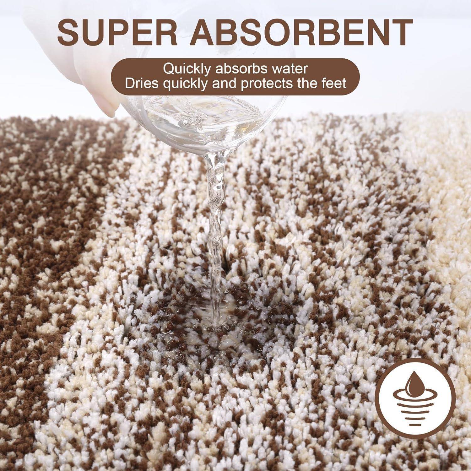 Eine Hand gießt Wasser auf einen braun-beigen Teppich, der mit ‚Super Absorbent' beschriftet ist. Text lautet: ‚Saugt Wasser schnell auf. Trocknet schnell und schützt die Füße.