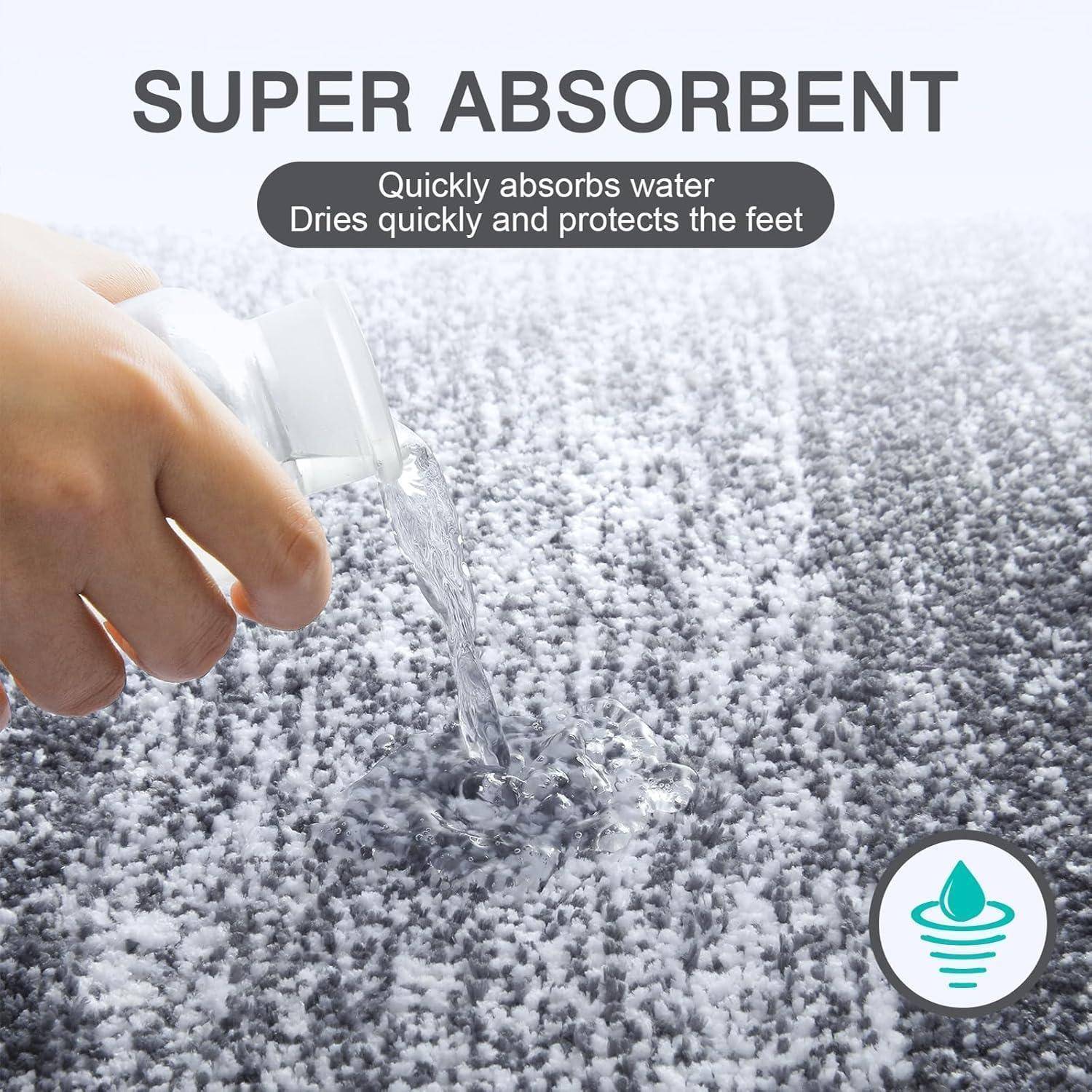 Eine Hand gießt Wasser auf eine graue Matte mit Text darüber: 'SUPER ABSORPTIV'. Die Matte absorbiert das Wasser schnell, was auf eine hohe Absorptionsfähigkeit hinweist.
