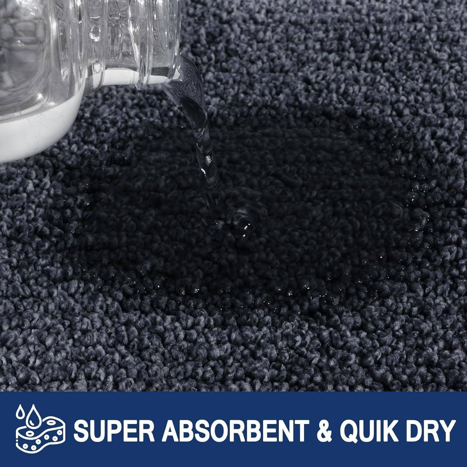 Wasser wird auf eine dunkle Teppichoberfläche gegossen mit einem Etikett, das unten 