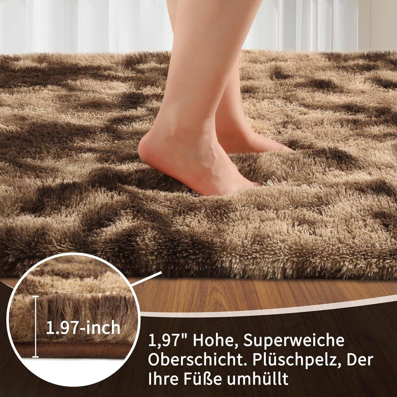 Eine Person, die auf einem dicken, üppigen braunen Teppich läuft, mit einer Detailansicht, die die samtige Textur und Höhe des Teppichs von 4,98 cm zeigt.