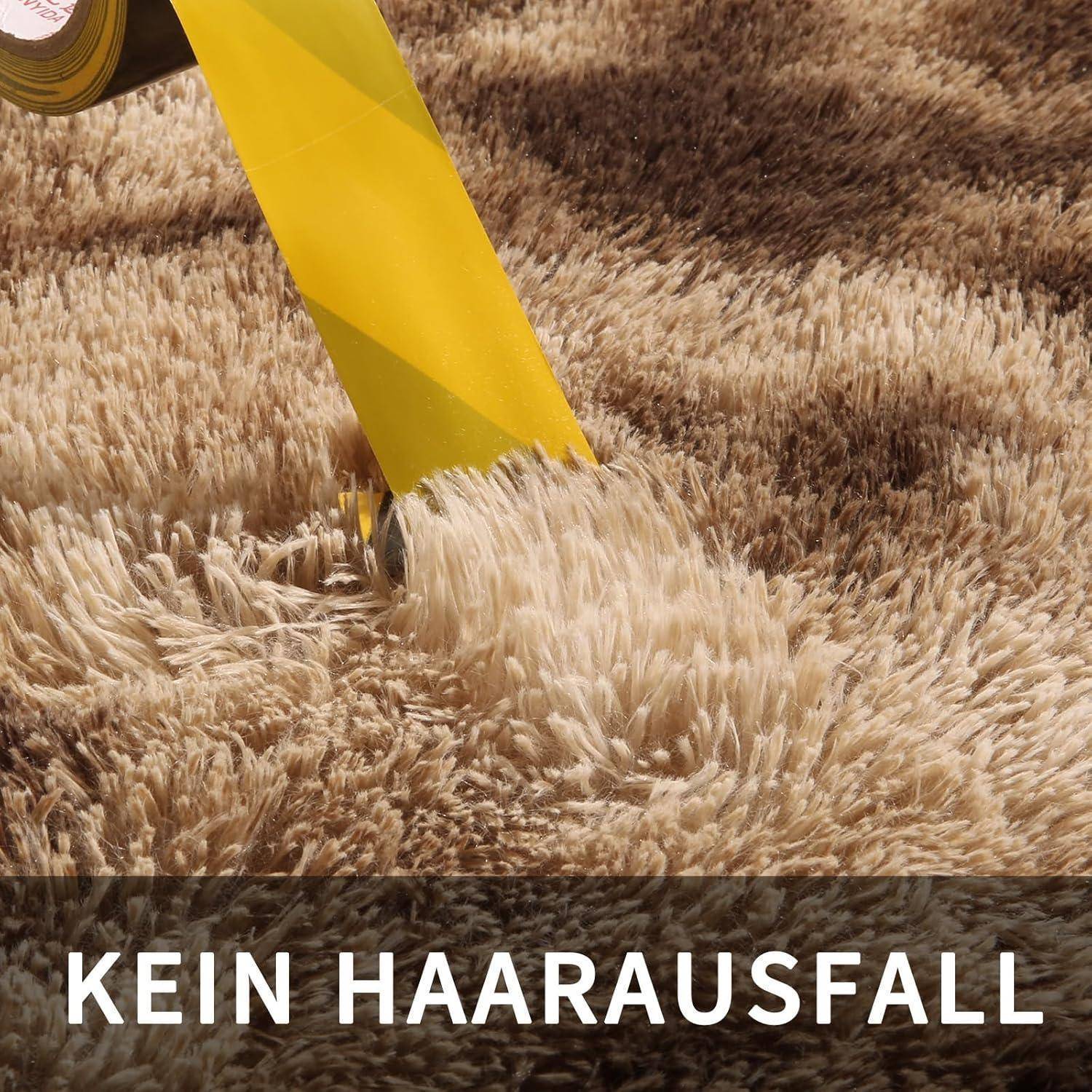 Auf einem Nahaufnahmefoto eines Teppichs ist ein scharfes gelbes Objekt zu sehen, das durch den Teppich schneidet, und darauf steht: „Kein Haarausfall