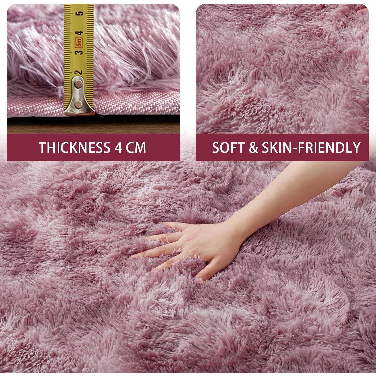 Bild zeigt einen rosa Teppich. Links misst ein Lineal die Dicke des Teppichs mit 4 cm. Rechts berührt eine Hand den Teppich und deutet auf seine Weichheit und Hautfreundlichkeit hin.